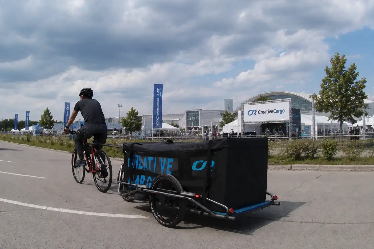 東京ビッグサイトへ展示会資材を搬入するサイクルトレーラー配送